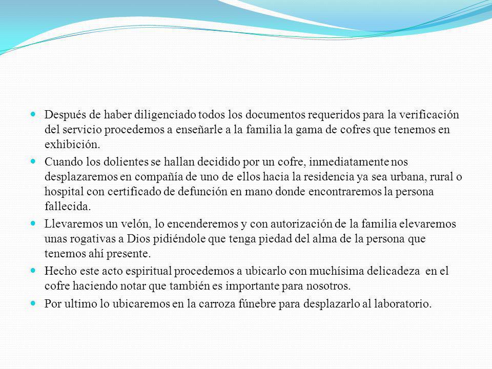 Después de haber diligenciado todos los documentos requeridos para la verificación del servicio procedemos a enseñarle a la familia la gama de cofres que tenemos en exhibición.