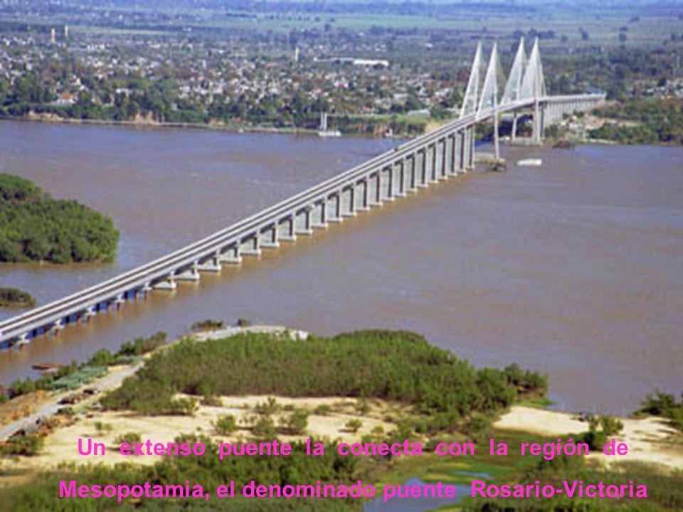 Un extenso puente la conecta con la región de Mesopotamia, el denominado puente Rosario-Victoria