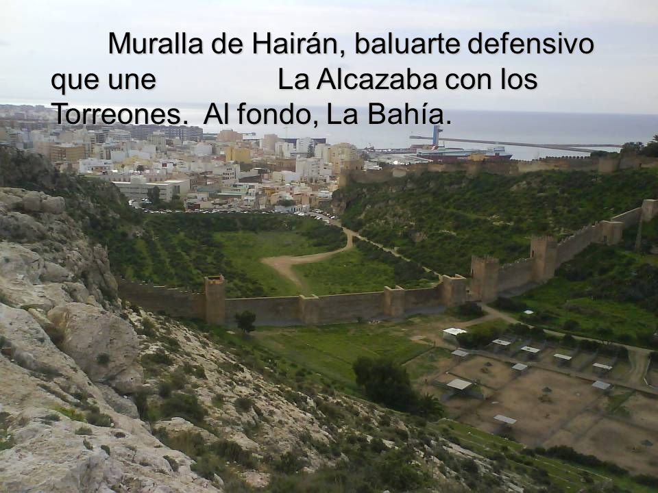 Muralla de Hairán, baluarte defensivo que une La Alcazaba con los Torreones. Al fondo, La Bahía.