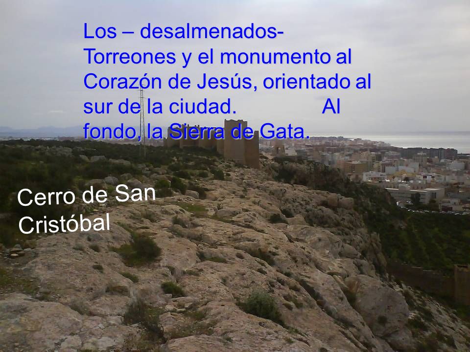 Los – desalmenados- Torreones y el monumento al Corazón de Jesús, orientado al sur de la ciudad. Al fondo, la Sierra de Gata.