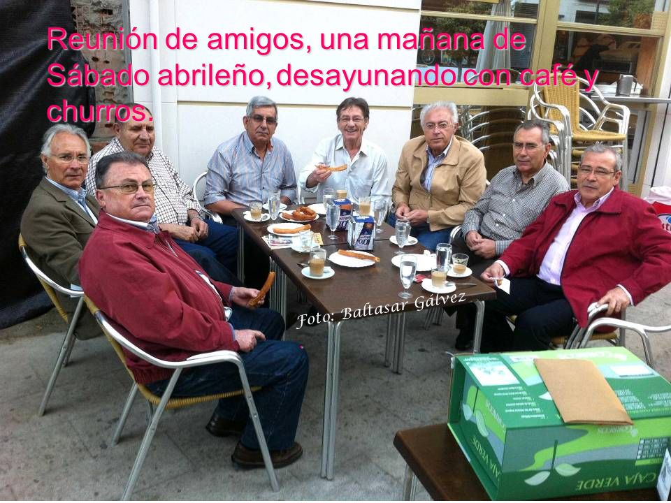 Reunión de amigos, una mañana de Sábado abrileño, desayunando con café y churros.