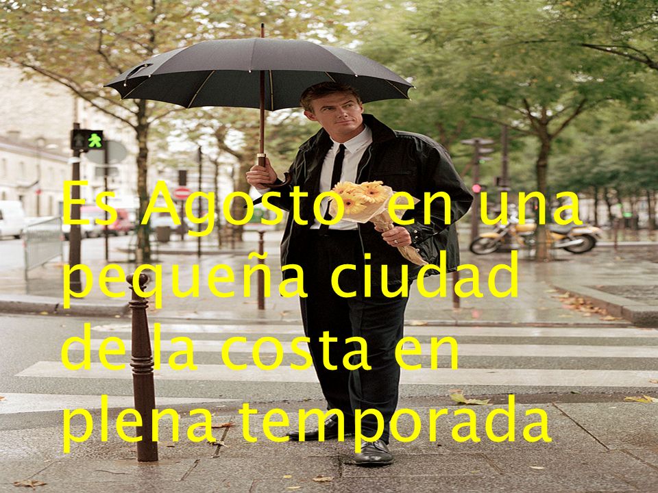 Es Agosto en una pequeña ciudad de la costa en plena temporada