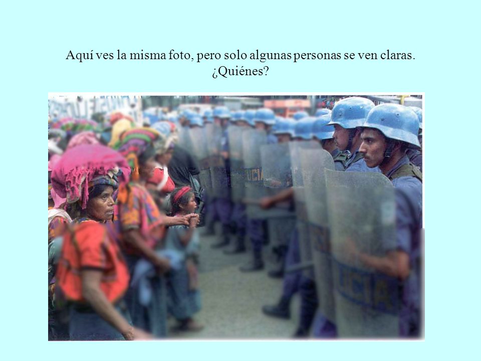 Aquí ves la misma foto, pero solo algunas personas se ven claras