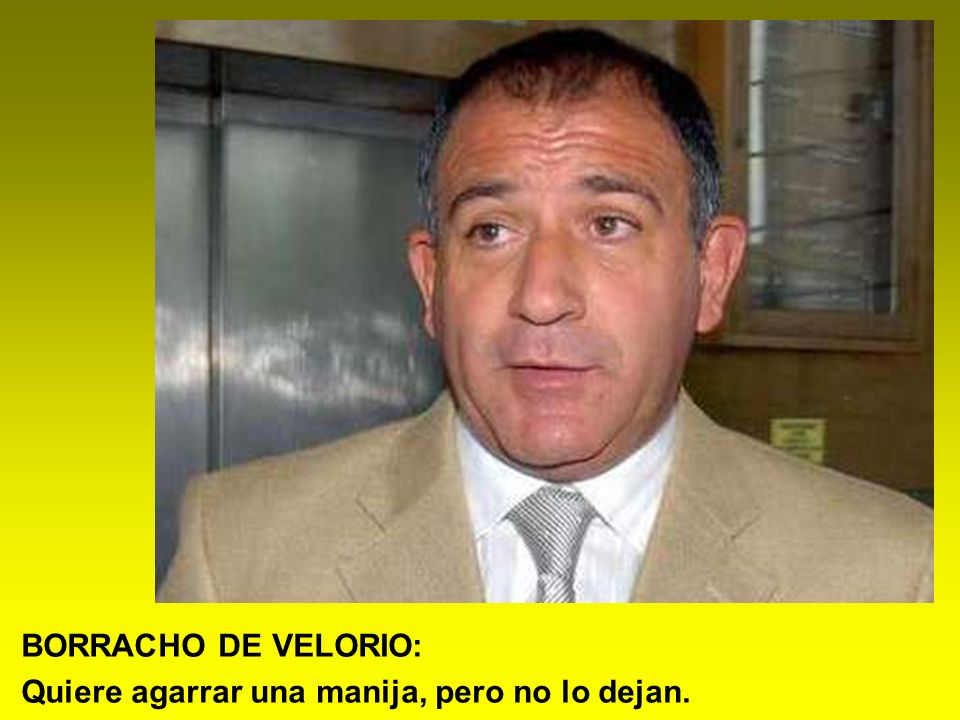 BORRACHO DE VELORIO: Quiere agarrar una manija, pero no lo dejan.