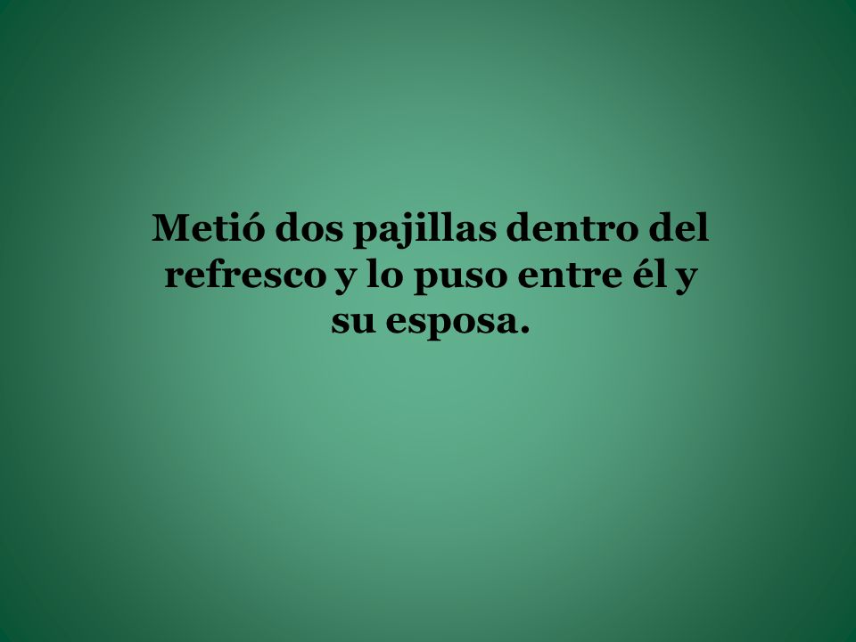 Metió dos pajillas dentro del refresco y lo puso entre él y su esposa.