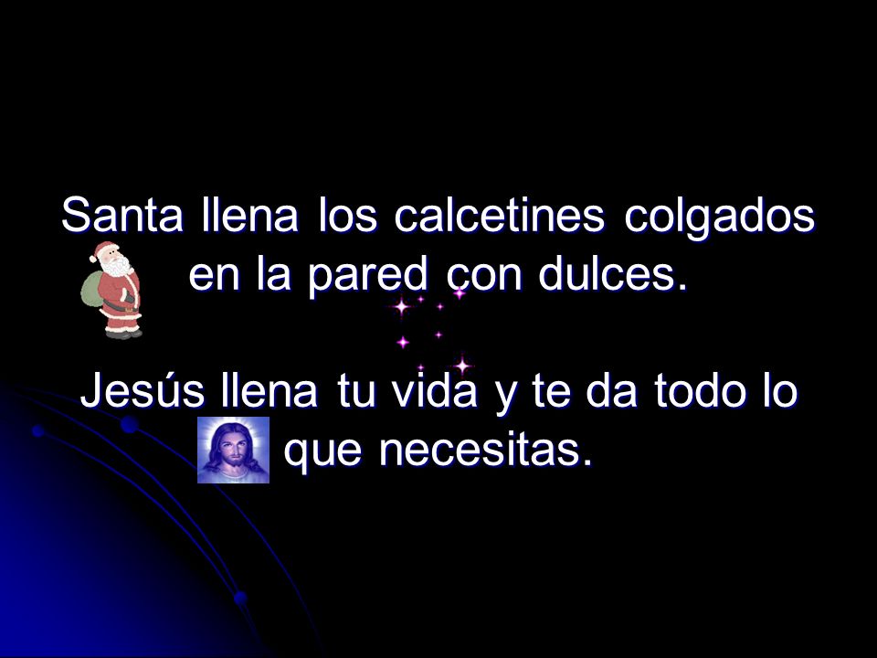 Santa llena los calcetines colgados en la pared con dulces