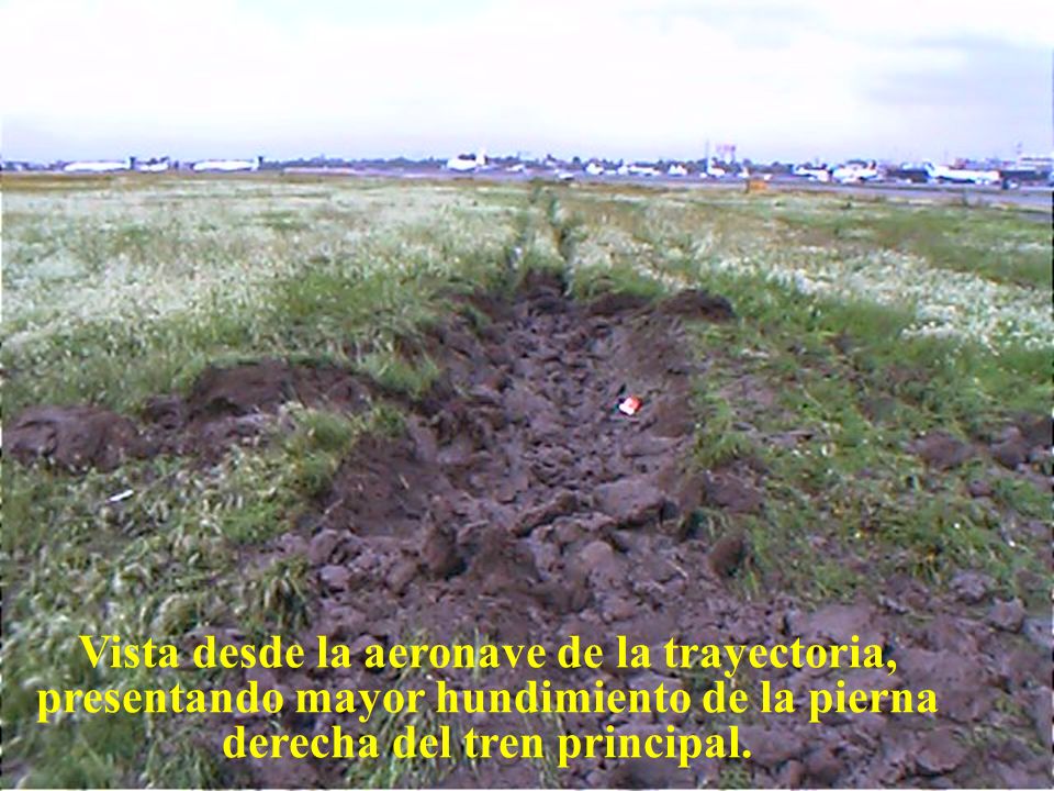 Vista desde la aeronave de la trayectoria, presentando mayor hundimiento de la pierna derecha del tren principal.