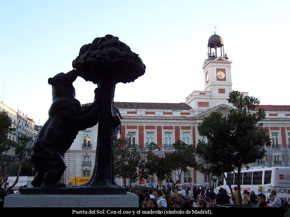 Puerta del Sol: Con el oso y el madroño (símbolo de Madrid).
