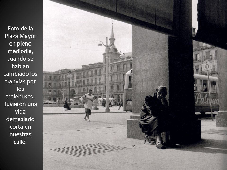 Foto de la Plaza Mayor en pleno mediodía, cuando se habían cambiado los tranvías por los trolebuses.