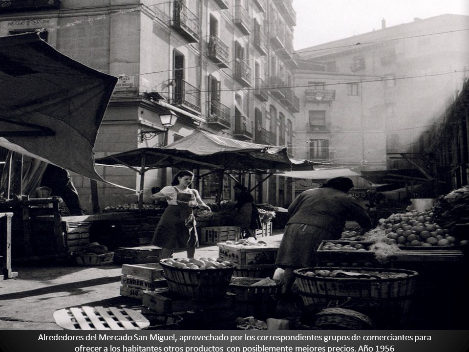 Alrededores del Mercado San Miguel, aprovechado por los correspondientes grupos de comerciantes para ofrecer a los habitantes otros productos con posiblemente mejores precios.