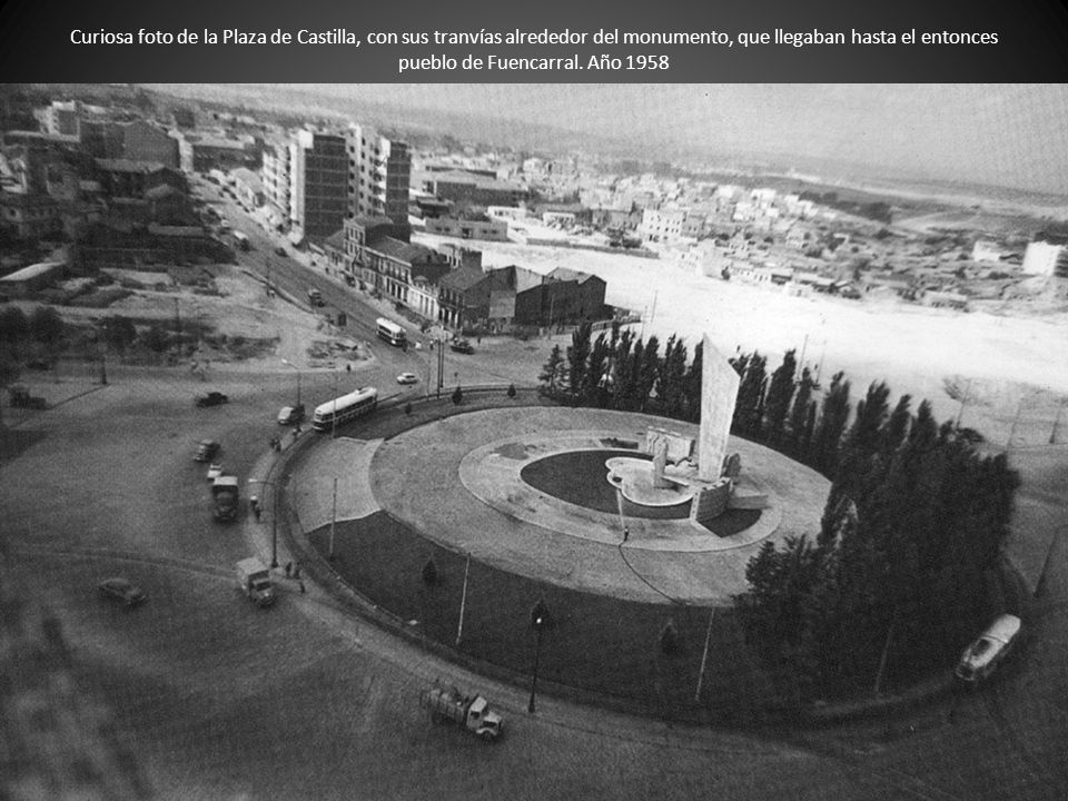 Curiosa foto de la Plaza de Castilla, con sus tranvías alrededor del monumento, que llegaban hasta el entonces pueblo de Fuencarral.