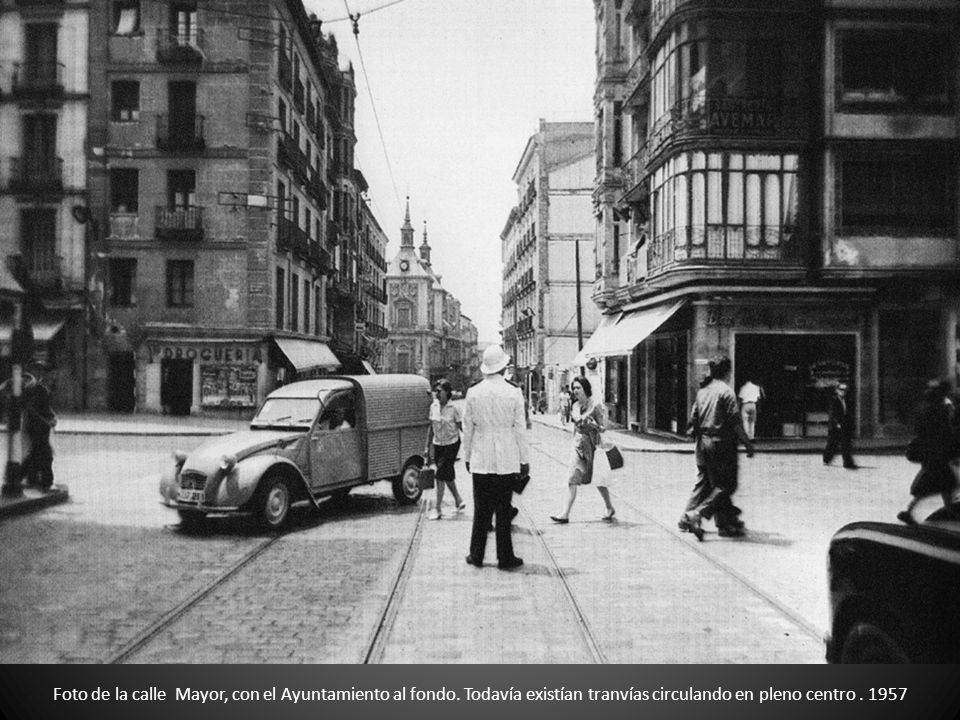 Foto de la calle Mayor, con el Ayuntamiento al fondo