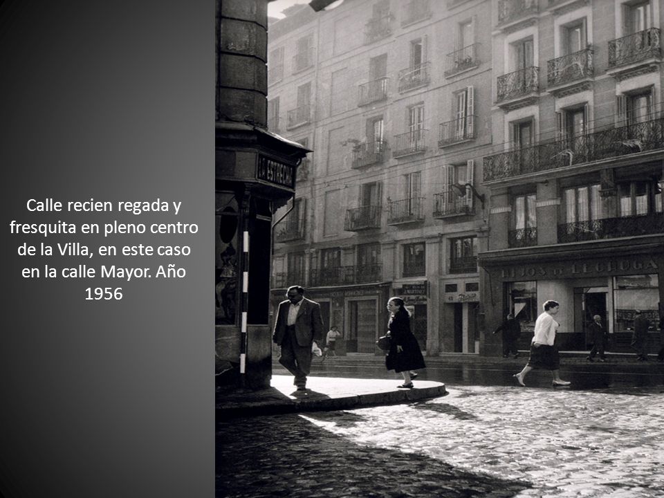 Calle recien regada y fresquita en pleno centro de la Villa, en este caso en la calle Mayor.