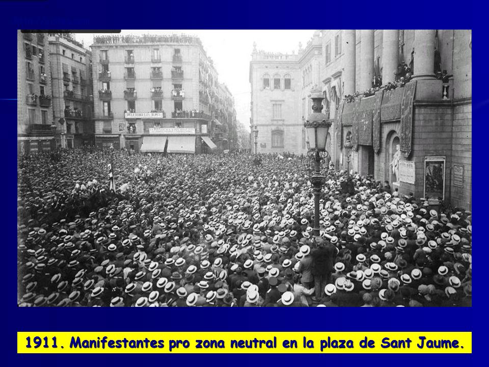 1911. Manifestantes pro zona neutral en la plaza de Sant Jaume.