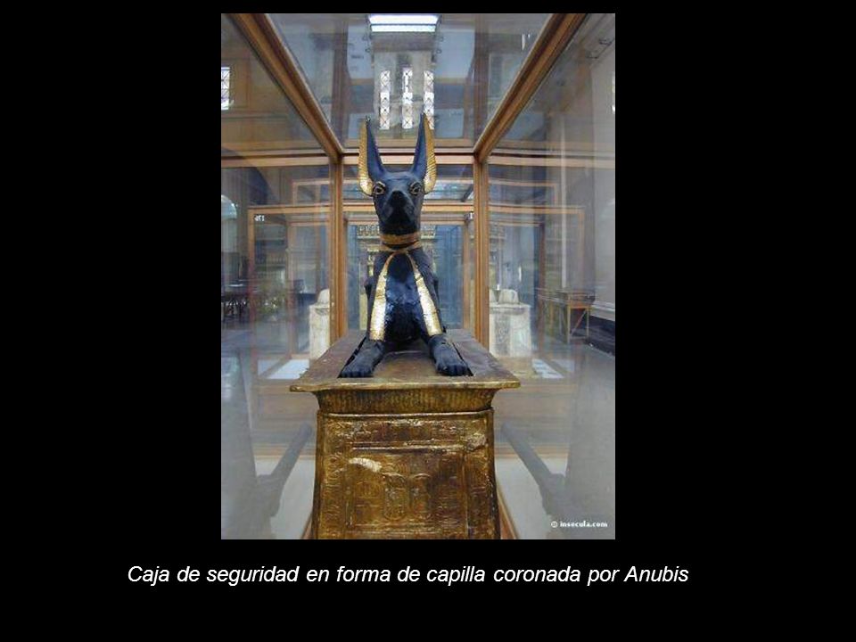 Caja de seguridad en forma de capilla coronada por Anubis