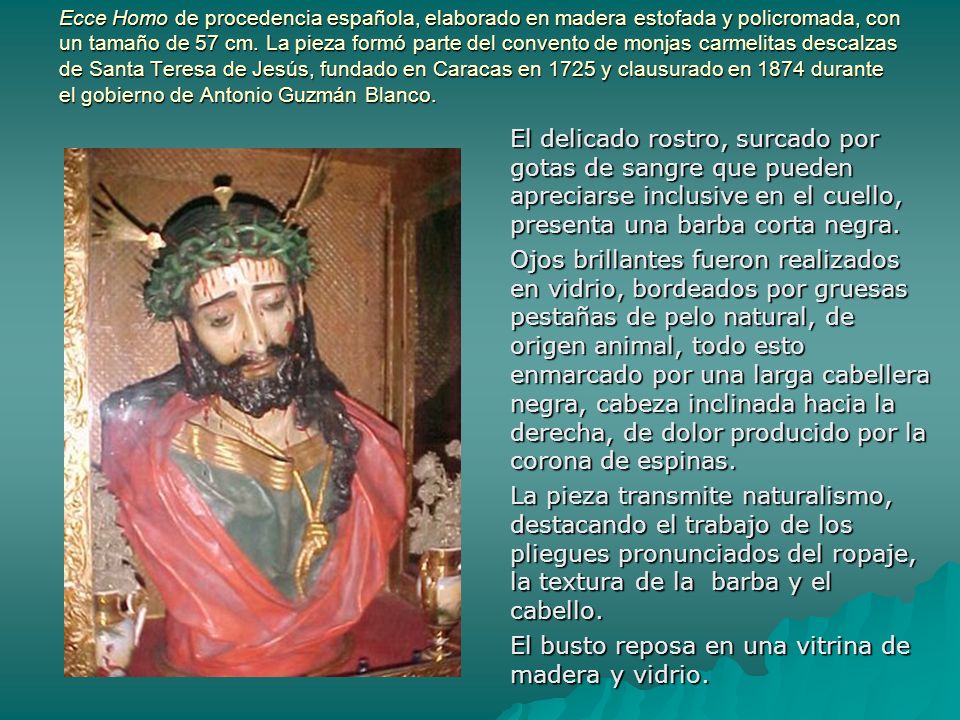 El busto reposa en una vitrina de madera y vidrio.