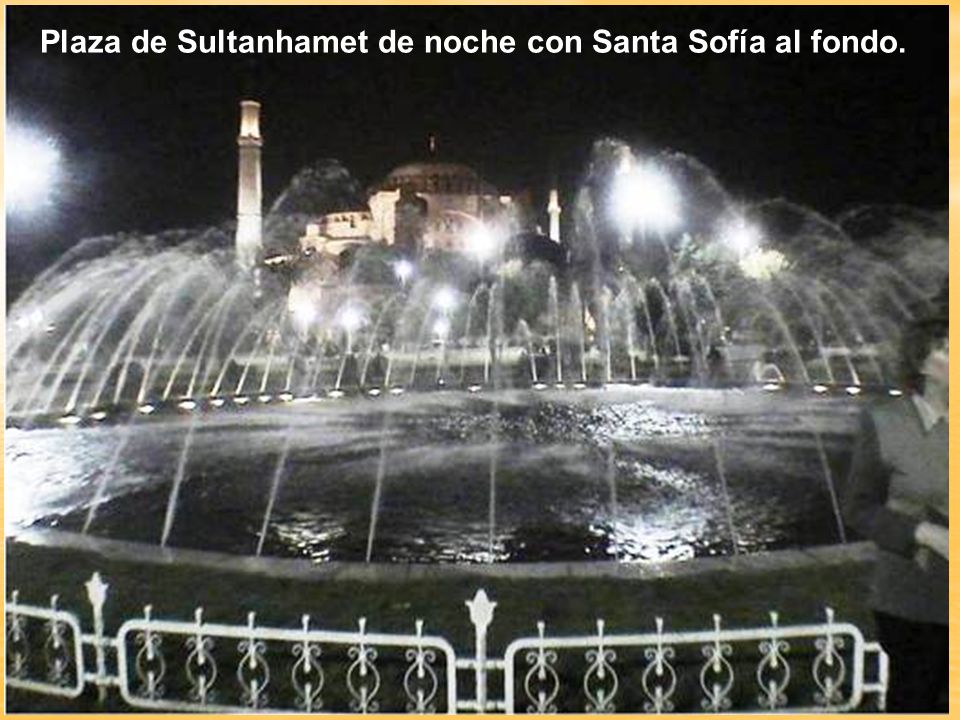 Plaza de Sultanhamet de noche con Santa Sofía al fondo.
