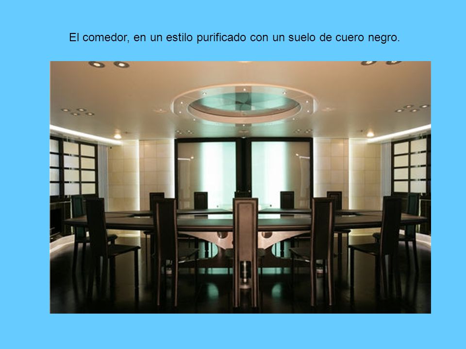 El comedor, en un estilo purificado con un suelo de cuero negro.