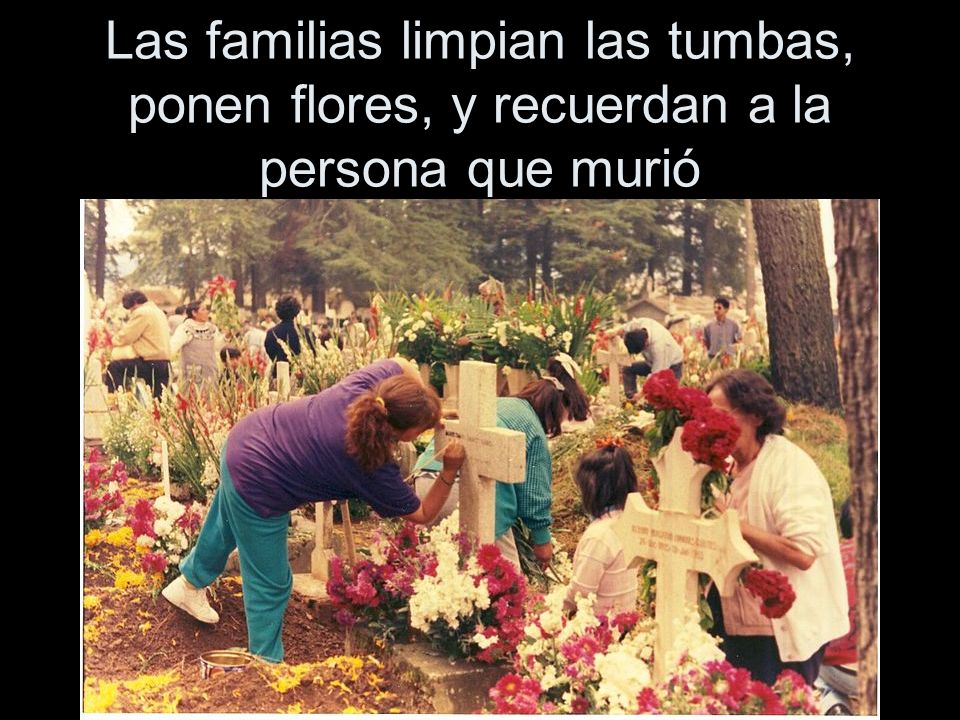 Las familias limpian las tumbas, ponen flores, y recuerdan a la persona que murió