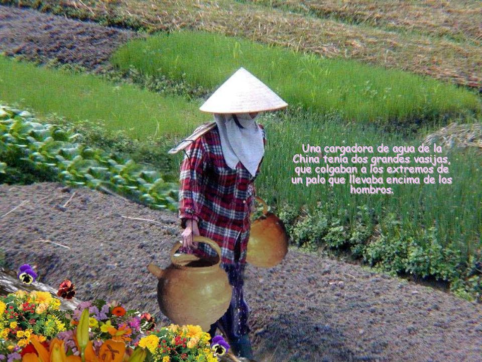 Una cargadora de agua de la China tenía dos grandes vasijas, que colgaban a los extremos de un palo que llevaba encima de los hombros.