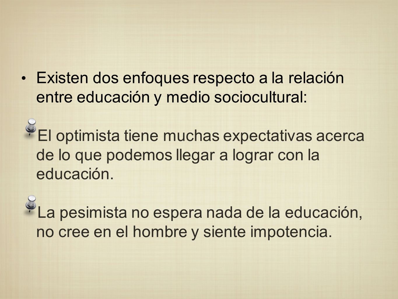 Existen dos enfoques respecto a la relación entre educación y medio sociocultural: