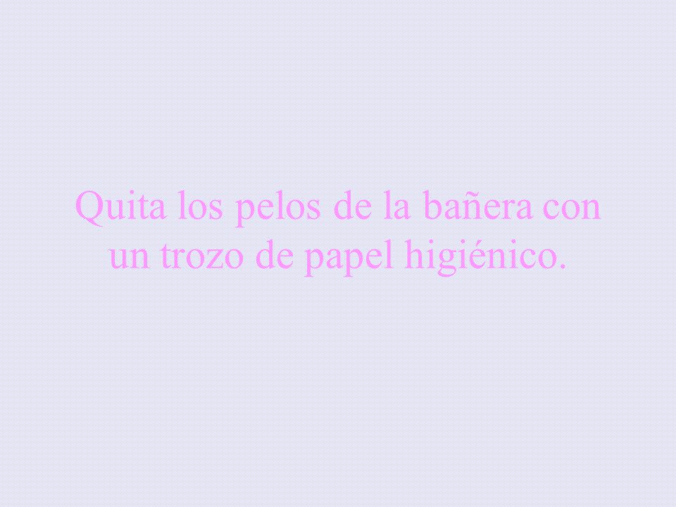 Quita los pelos de la bañera con un trozo de papel higiénico.