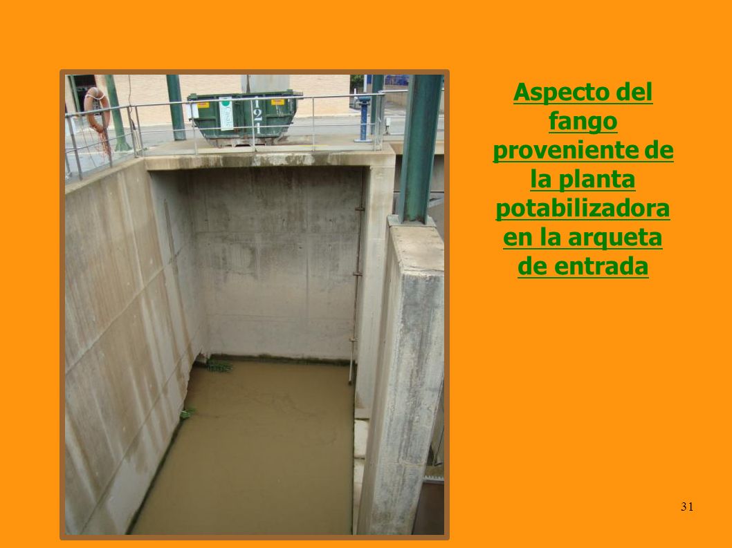 Aspecto del fango proveniente de la planta potabilizadora en la arqueta de entrada