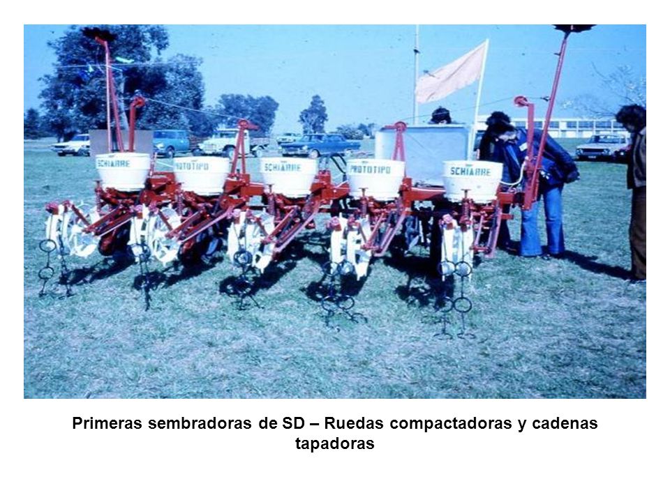 Primeras sembradoras de SD – Ruedas compactadoras y cadenas tapadoras
