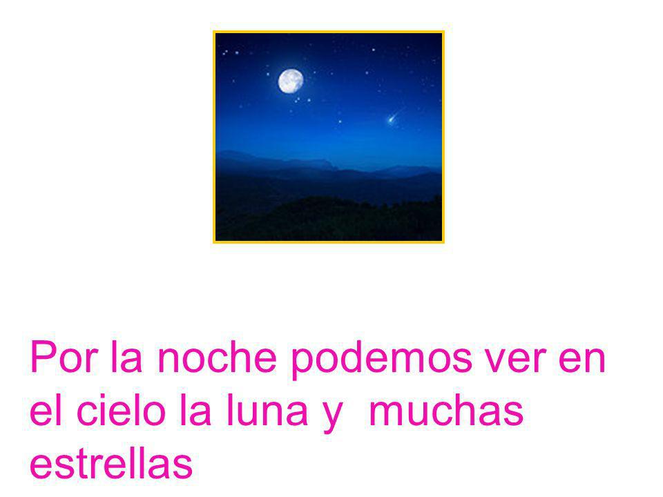 Por la noche podemos ver en el cielo la luna y muchas estrellas