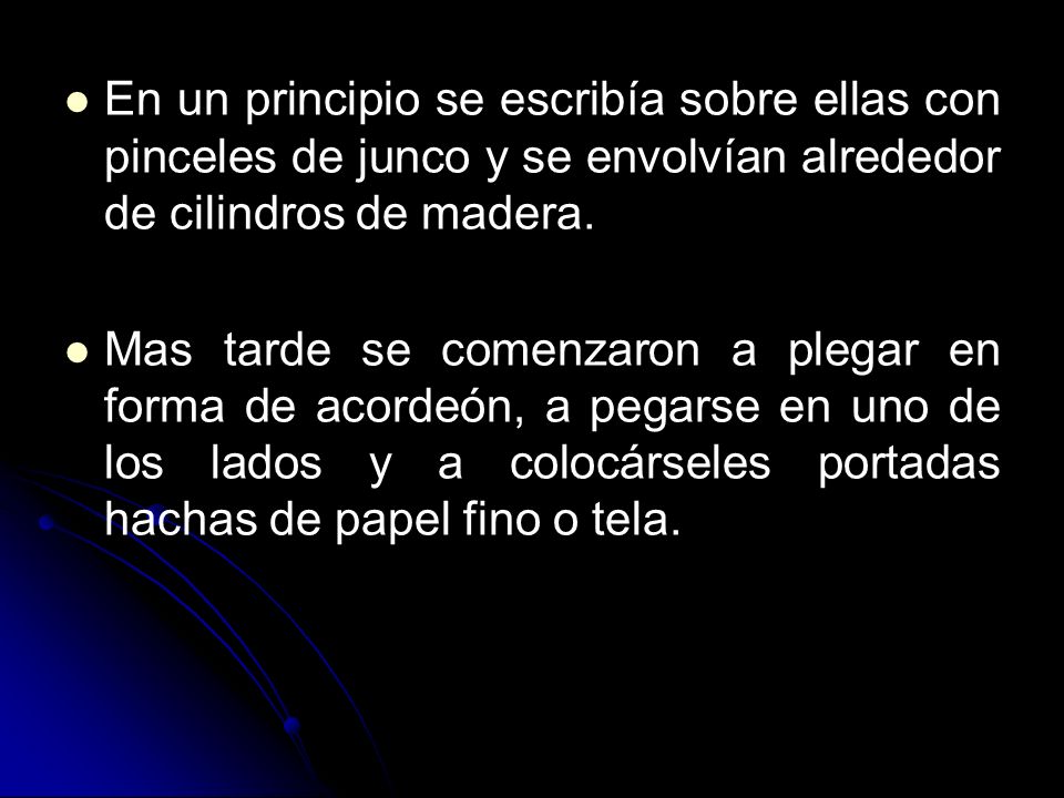 En un principio se escribía sobre ellas con pinceles de junco y se envolvían alrededor de cilindros de madera.