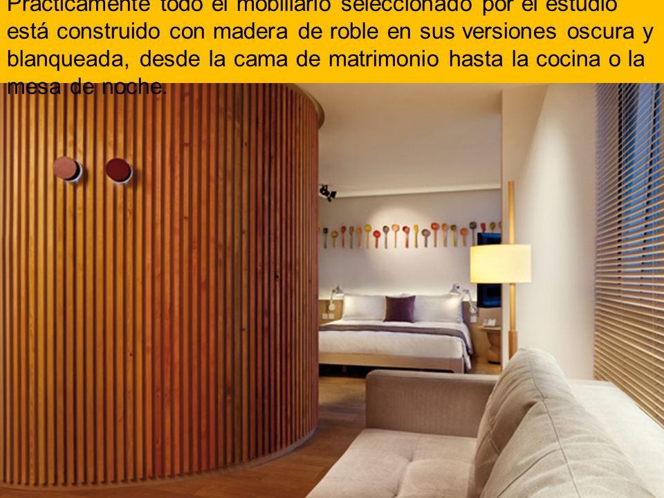 Prácticamente todo el mobiliario seleccionado por el estudio está construido con madera de roble en sus versiones oscura y blanqueada, desde la cama de matrimonio hasta la cocina o la mesa de noche.