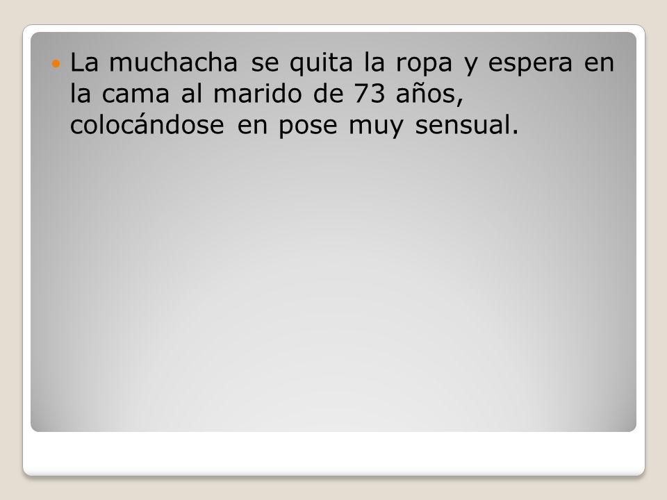 La muchacha se quita la ropa y espera en la cama al marido de 73 años, colocándose en pose muy sensual.