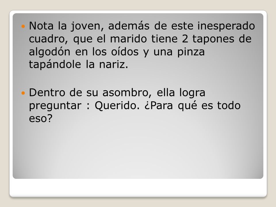 Nota la joven, además de este inesperado cuadro, que el marido tiene 2 tapones de algodón en los oídos y una pinza tapándole la nariz.