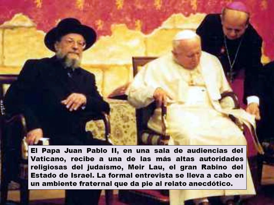 El Papa Juan Pablo II, en una sala de audiencias del Vaticano, recibe a una de las más altas autoridades religiosas del judaísmo, Meir Lau, el gran Rabino del Estado de Israel.