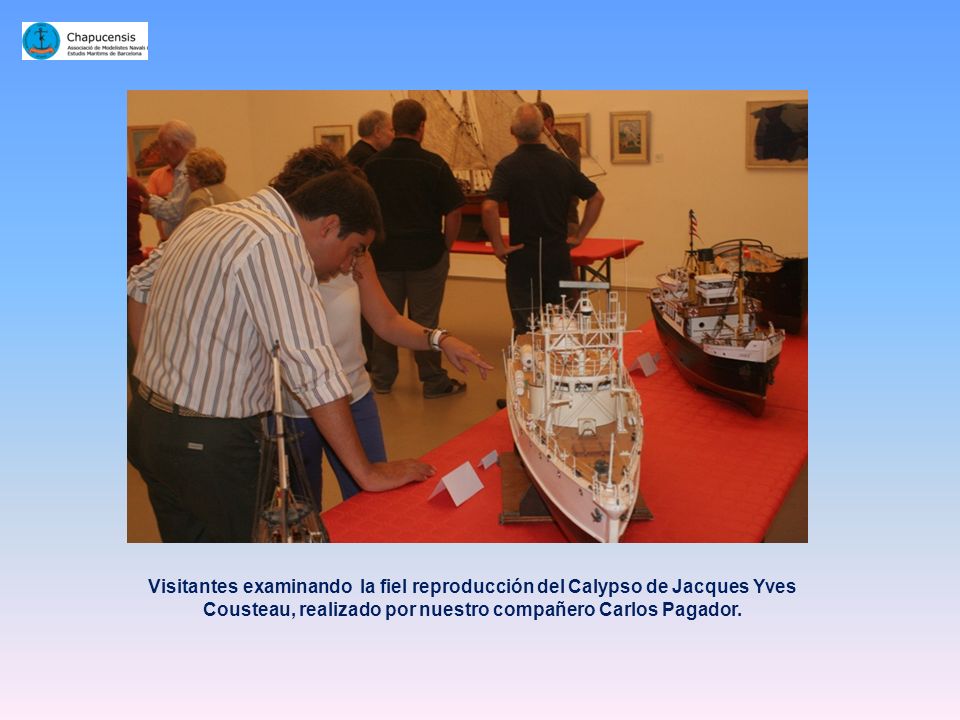 Visitantes examinando la fiel reproducción del Calypso de Jacques Yves Cousteau, realizado por nuestro compañero Carlos Pagador.