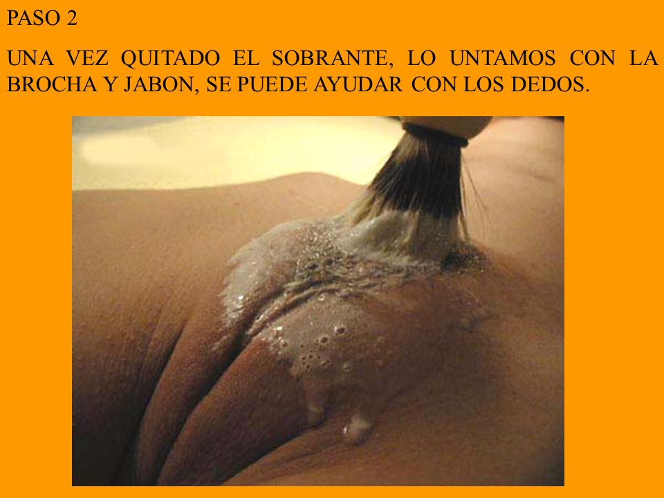 PASO 2 UNA VEZ QUITADO EL SOBRANTE, LO UNTAMOS CON LA BROCHA Y JABON, SE PUEDE AYUDAR CON LOS DEDOS.