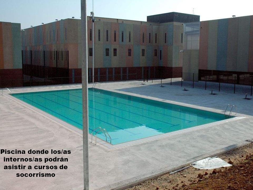 Piscina donde los/as internos/as podrán asistir a cursos de socorrismo