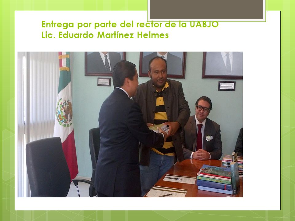 Entrega por parte del rector de la UABJO Lic. Eduardo Martínez Helmes