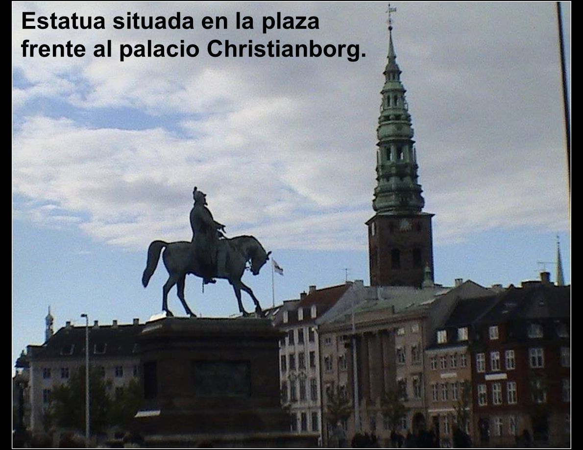 Estatua situada en la plaza frente al palacio Christianborg.