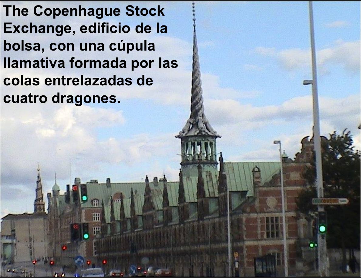 The Copenhague Stock Exchange, edificio de la bolsa, con una cúpula llamativa formada por las colas entrelazadas de cuatro dragones.