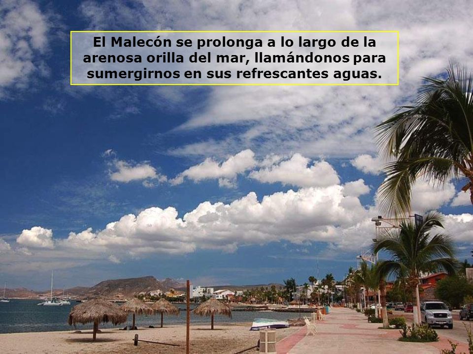 El Malecón se prolonga a lo largo de la arenosa orilla del mar, llamándonos para sumergirnos en sus refrescantes aguas.