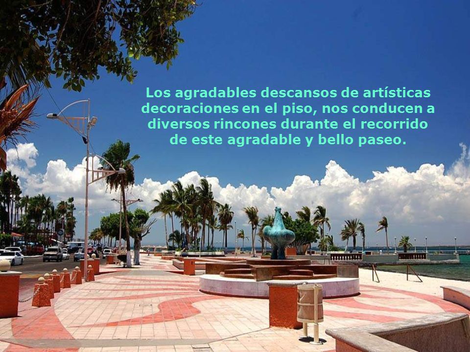 Los agradables descansos de artísticas decoraciones en el piso, nos conducen a diversos rincones durante el recorrido de este agradable y bello paseo.