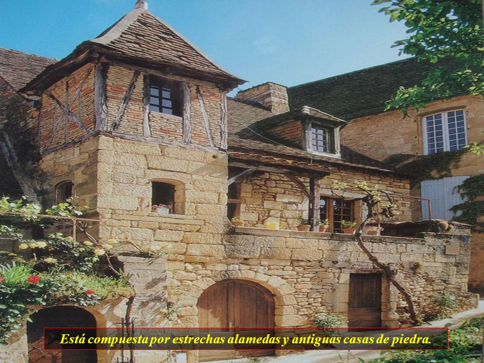 Está compuesta por estrechas alamedas y antiguas casas de piedra.