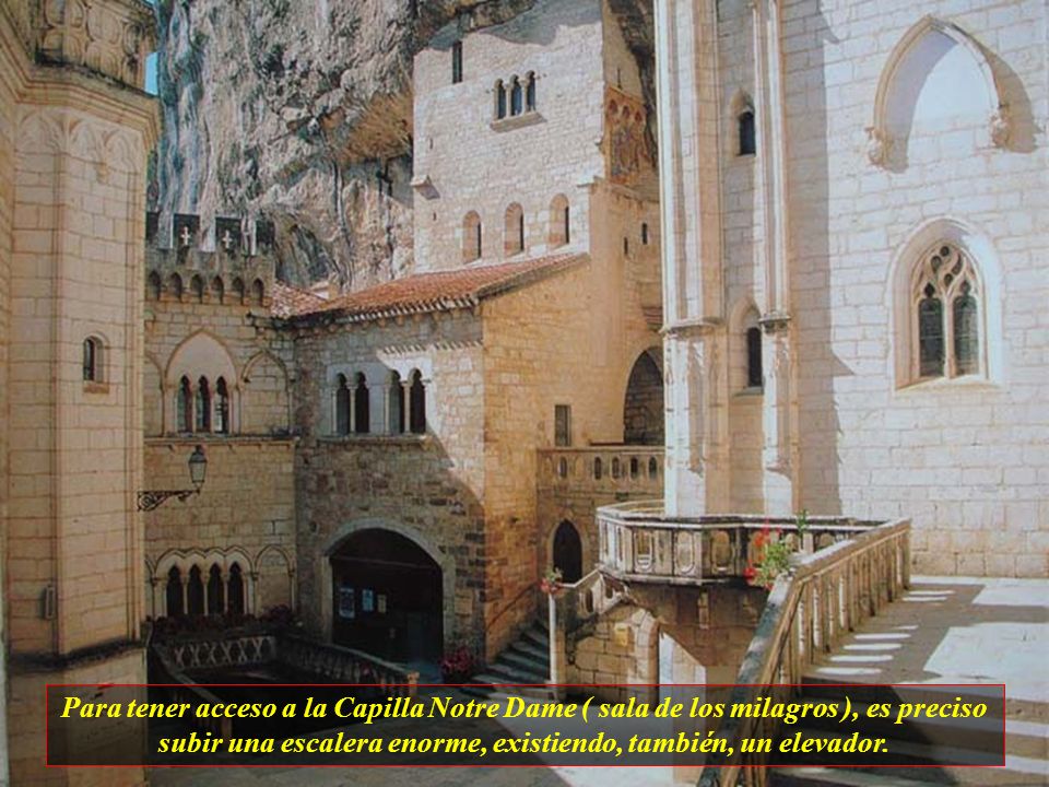 Para tener acceso a la Capilla Notre Dame ( sala de los milagros ), es preciso subir una escalera enorme, existiendo, también, un elevador.