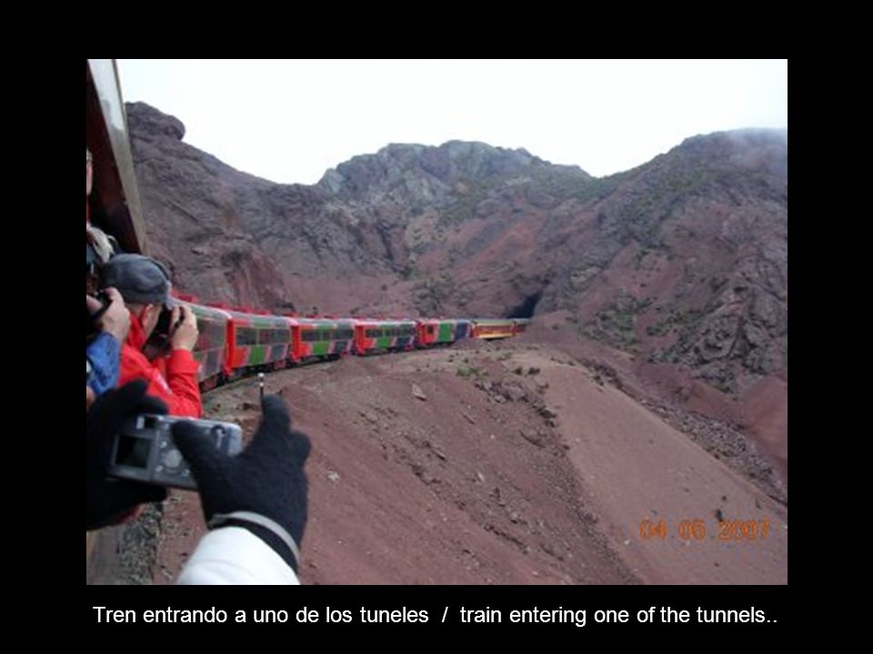 Tren entrando a uno de los tuneles / train entering one of the tunnels..