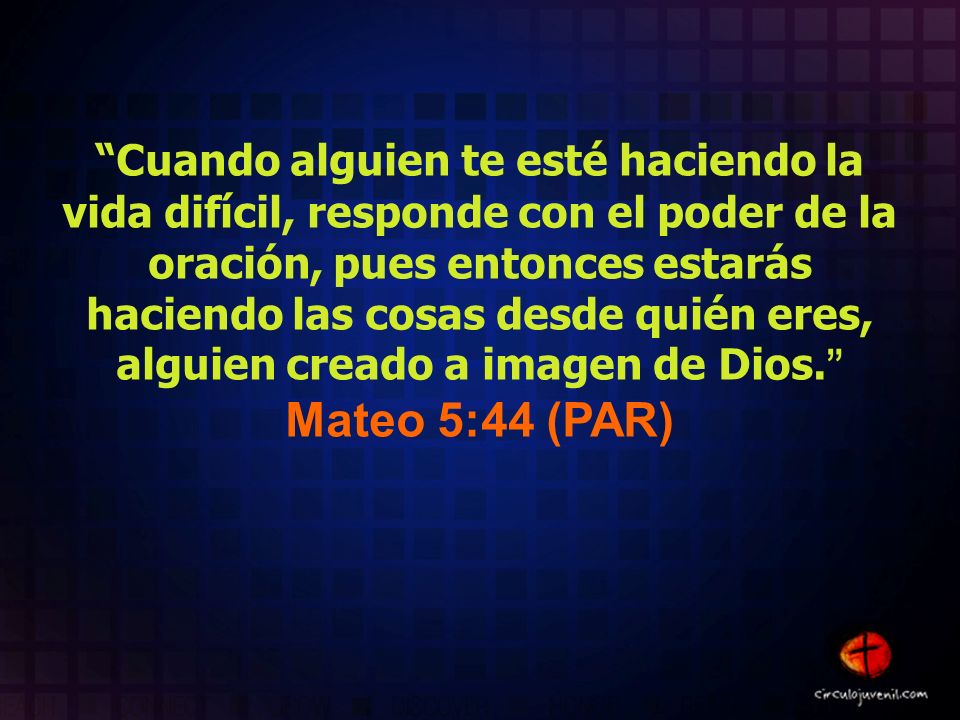 Cuando alguien te esté haciendo la vida difícil, responde con el poder de la oración, pues entonces estarás haciendo las cosas desde quién eres, alguien creado a imagen de Dios.