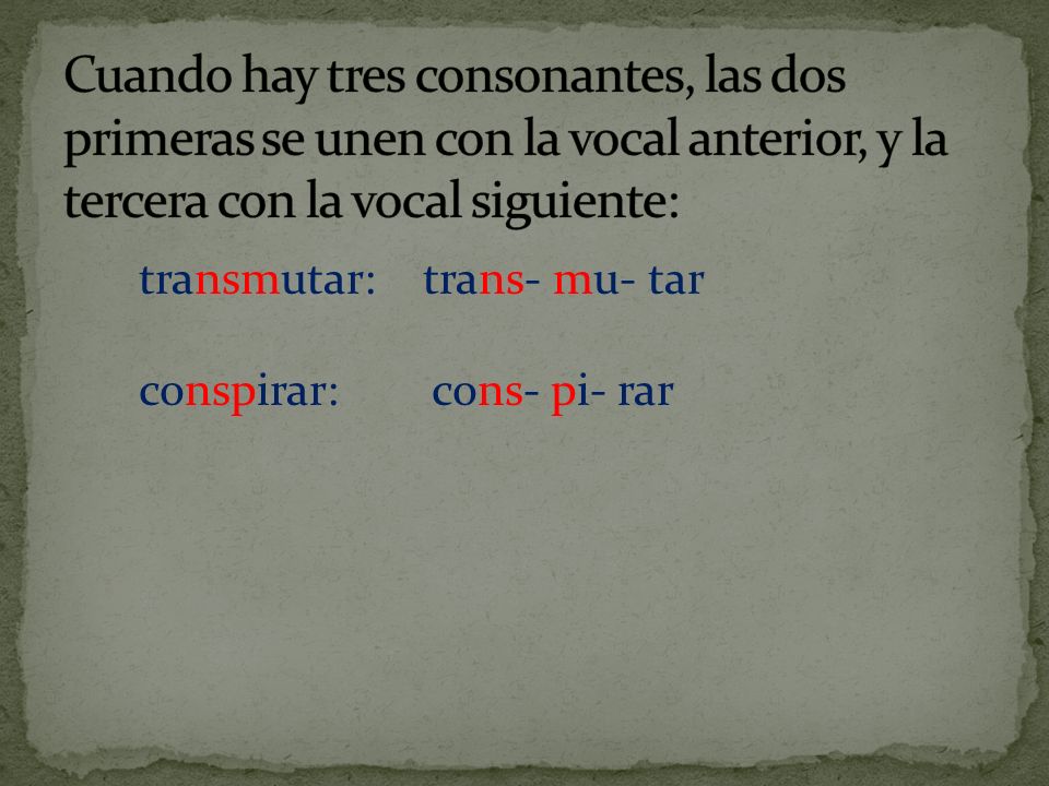Cuando hay tres consonantes, las dos primeras se unen con la vocal anterior, y la tercera con la vocal siguiente: