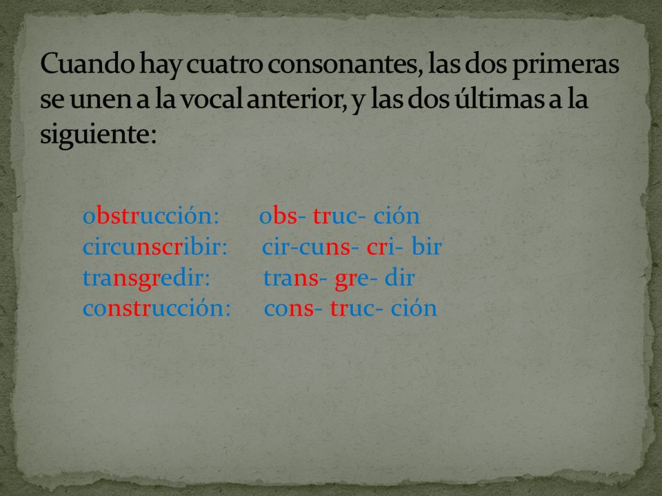 Cuando hay cuatro consonantes, las dos primeras se unen a la vocal anterior, y las dos últimas a la siguiente: