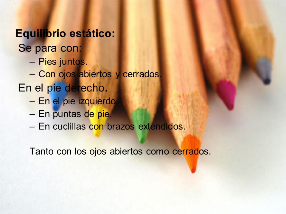 Equilibrio estático: Se para con: En el pie derecho. Pies juntos.
