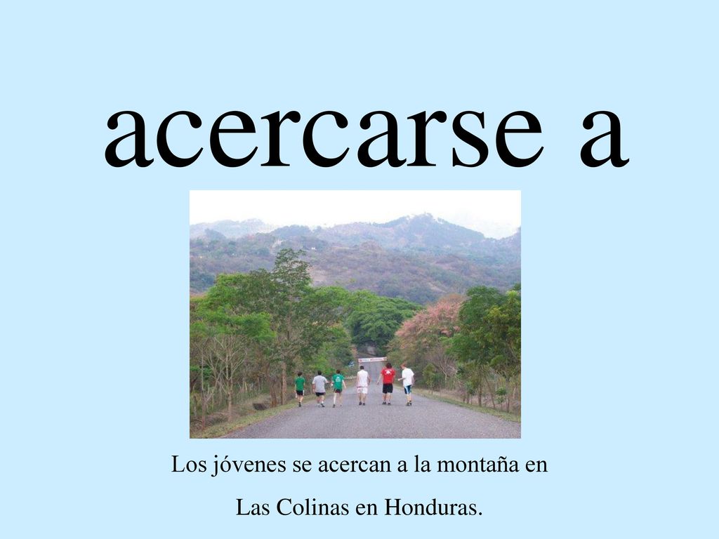 acercarse a Los jóvenes se acercan a la montaña en
